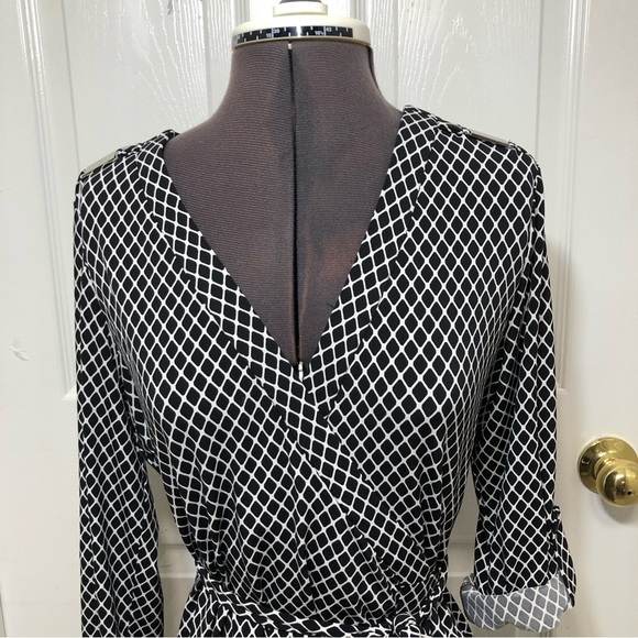 Calvin Klein Stretchy Black & White Dimond Pattern V Neckline Wrap Dress 12 - Picture 3 of 13
